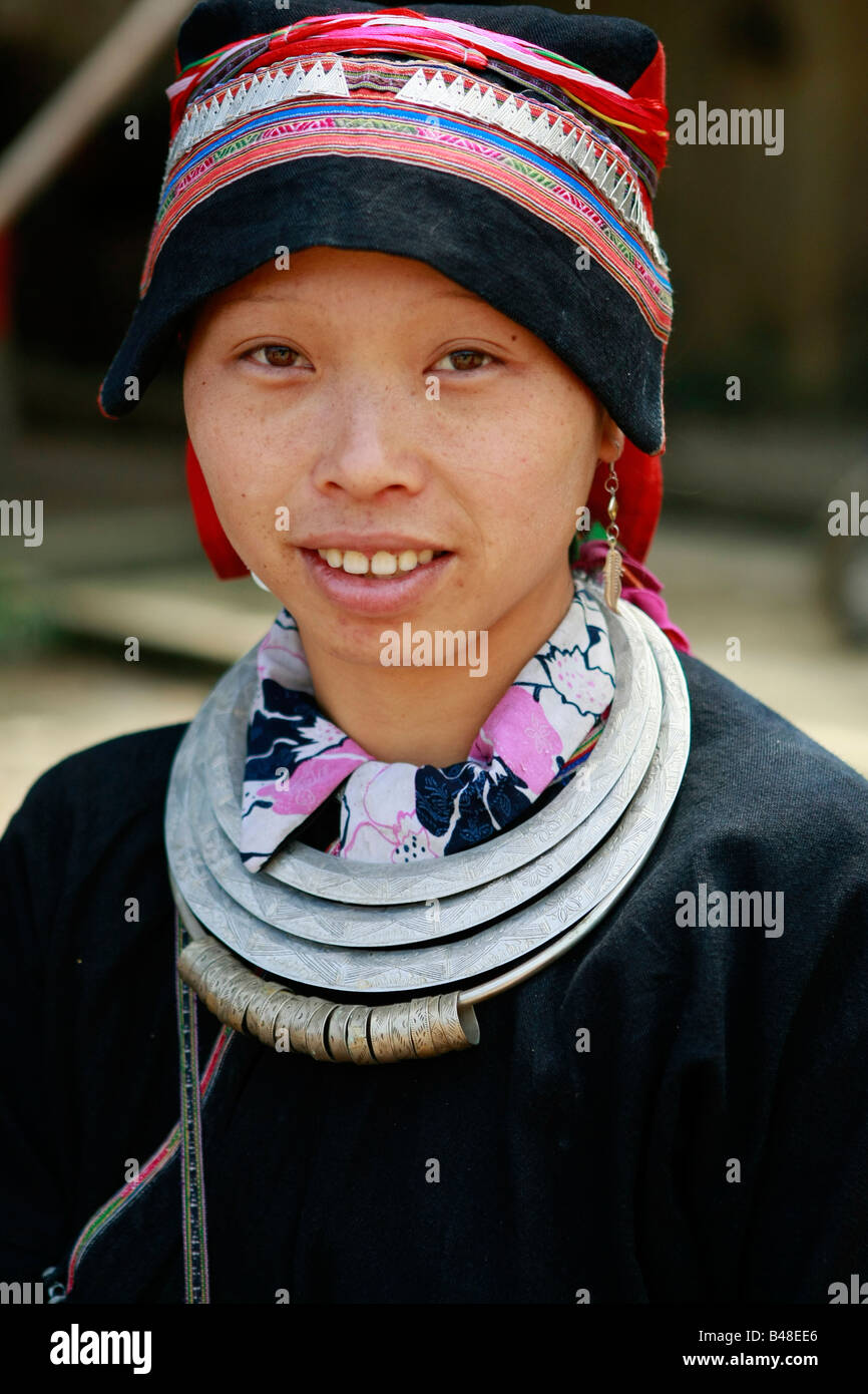 Tay tribeswoman a Bac Xum mercato, Ha Giang Provincia, Vietnam Foto Stock