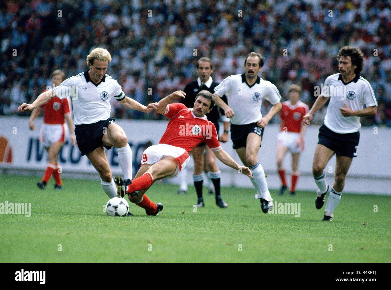 Sport / Sport, calcio, calcio, Coppa del mondo 1982, ultima tornata Germania contro Austria (1:0) a Gijon, Spagna, 25.6.1982, scena con il capitano Karl-Heinz Rummenigge e Johann Krankl, Uli Stielike e Paul Breitner, Karlheinz, Karl Heinz, duel, Hans, Krankl, match, storico, 20th secolo, persone, 1980s, Foto Stock