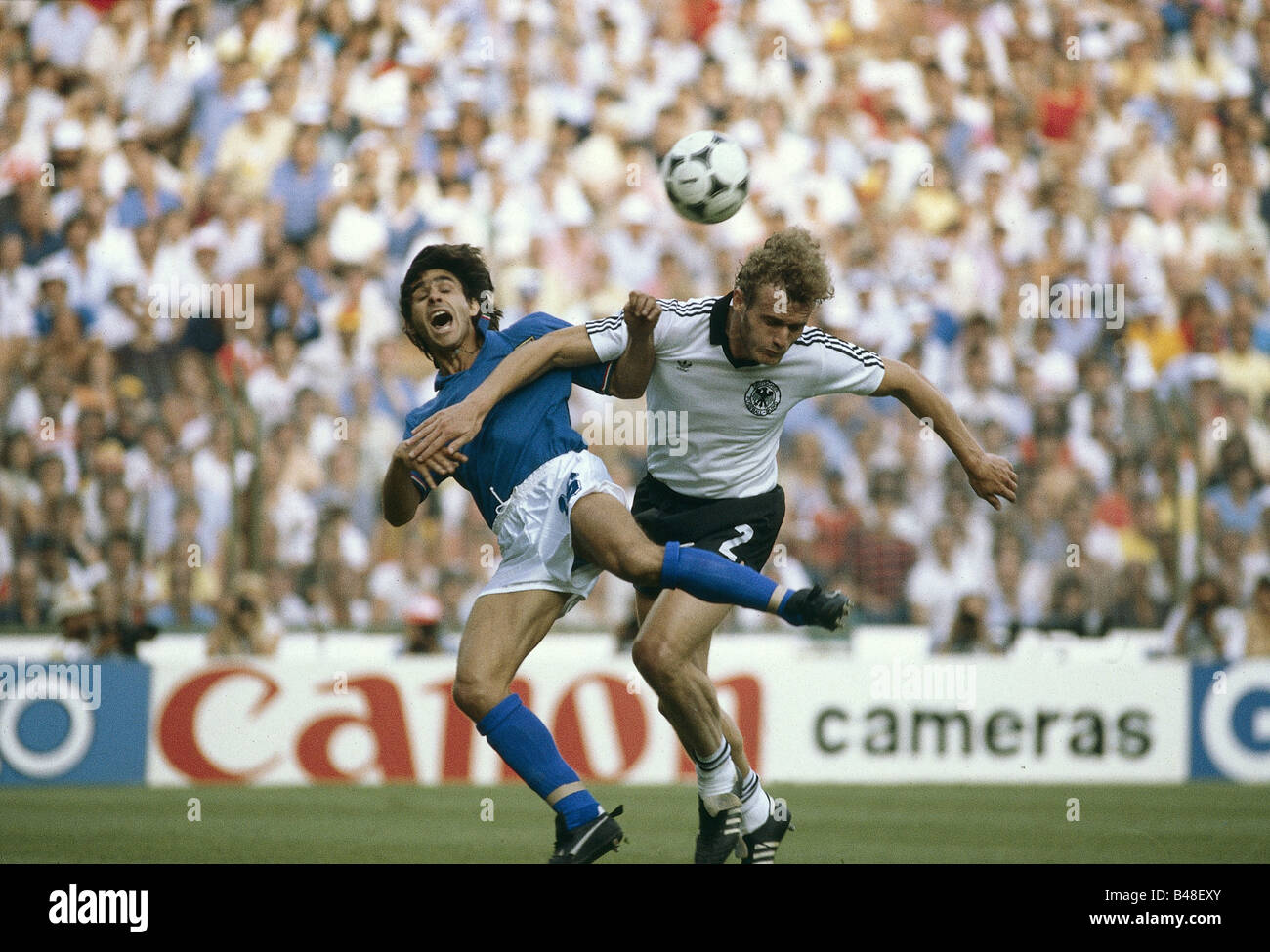 Sport / Sport, calcio, calcio, Coppa del mondo 1982, finale, Italia contro la Germania, (3:1) a Madrid, Spagna, 11.7.1982, scena con Hans Peter Briegel e Bruno conti, finale, Hans Peter, partita, storico, storico, 20th secolo, persone, 1980s, Foto Stock