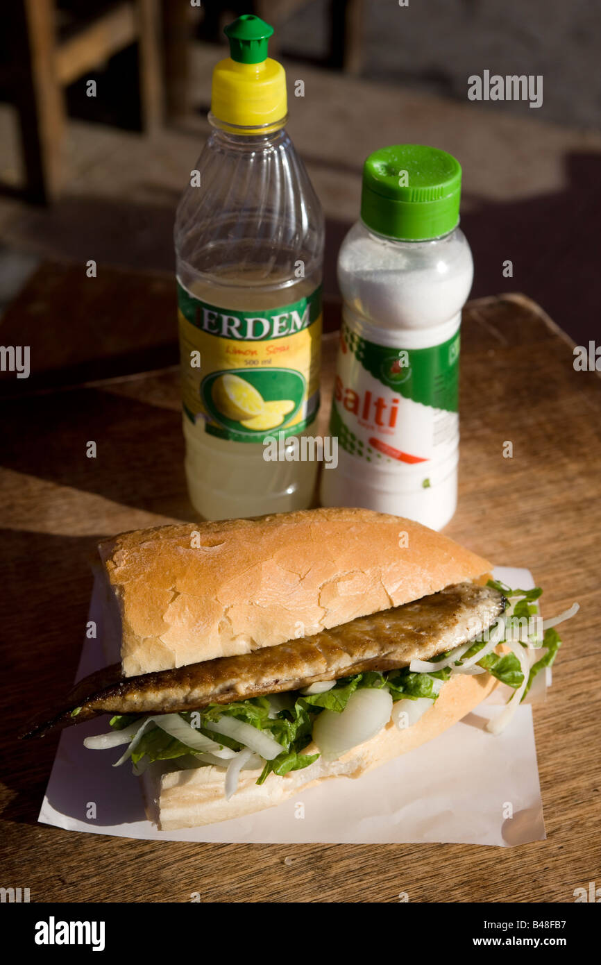 Sandwich di pesce Balik Ekmek a Eminonu Harbourside Istanbul Turchia Foto Stock
