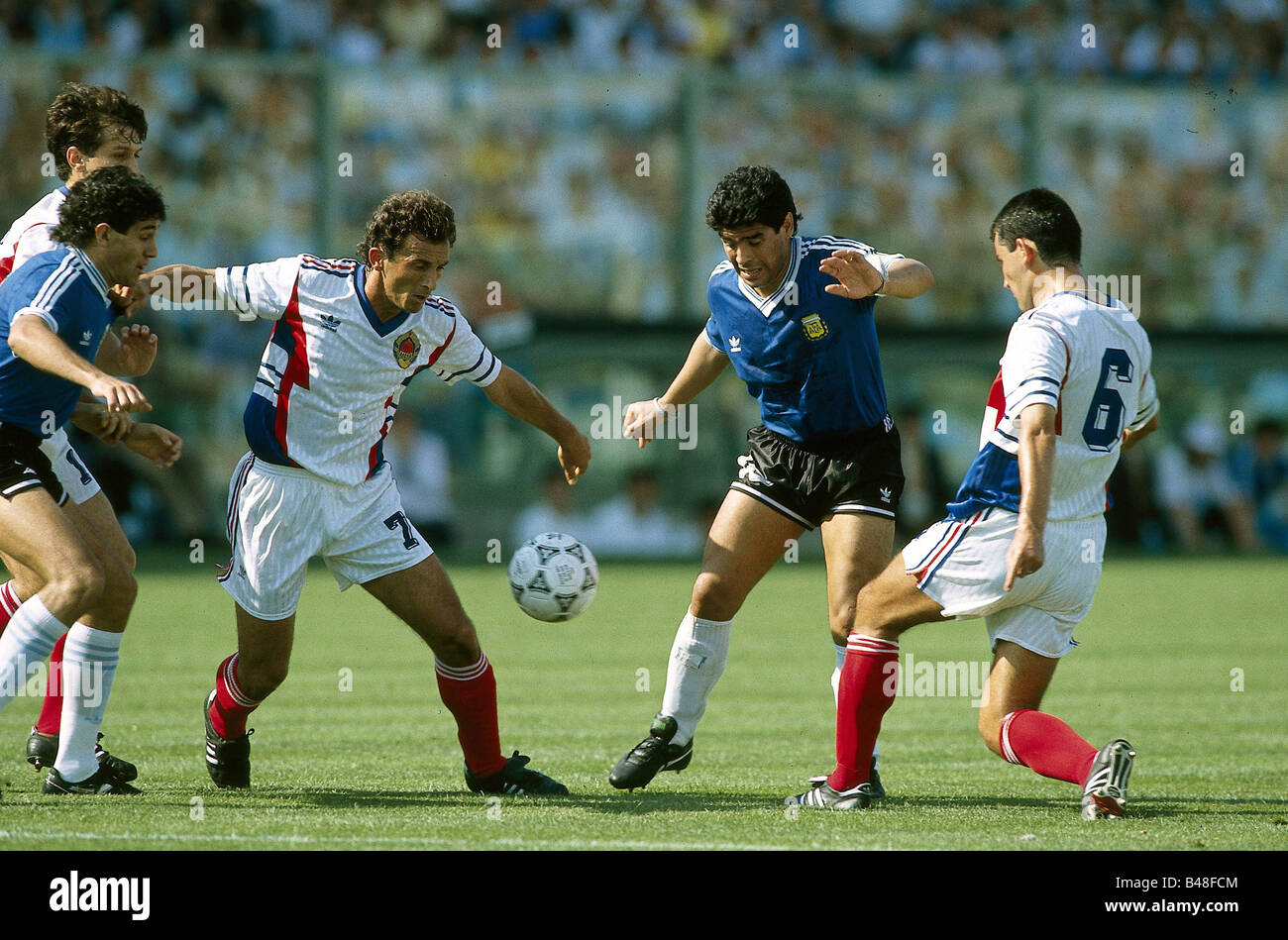Sport / Sport, calcio, calcio, Coppa del mondo 1990, finale round, quarti di finale, Jugoslavia contro Argentina, (2:3) a Firenze, Italia, 30.6.1990, scena con Diego Maradona, partita, storico, storico, 20th secolo, persone, 1990s, Foto Stock