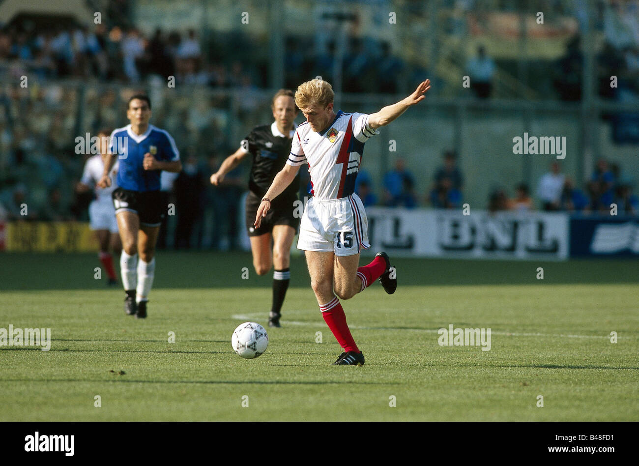 Sport / Sport, calcio, calcio, Coppa del mondo 1990, finale, quarti di finale, Jugoslavia contro Argentina, (2:3) a Firenze, Italia, 30.6.1990, scena con Robert Prosinecki, partita, storico, storico, 20th secolo, persone, 1990s, Foto Stock