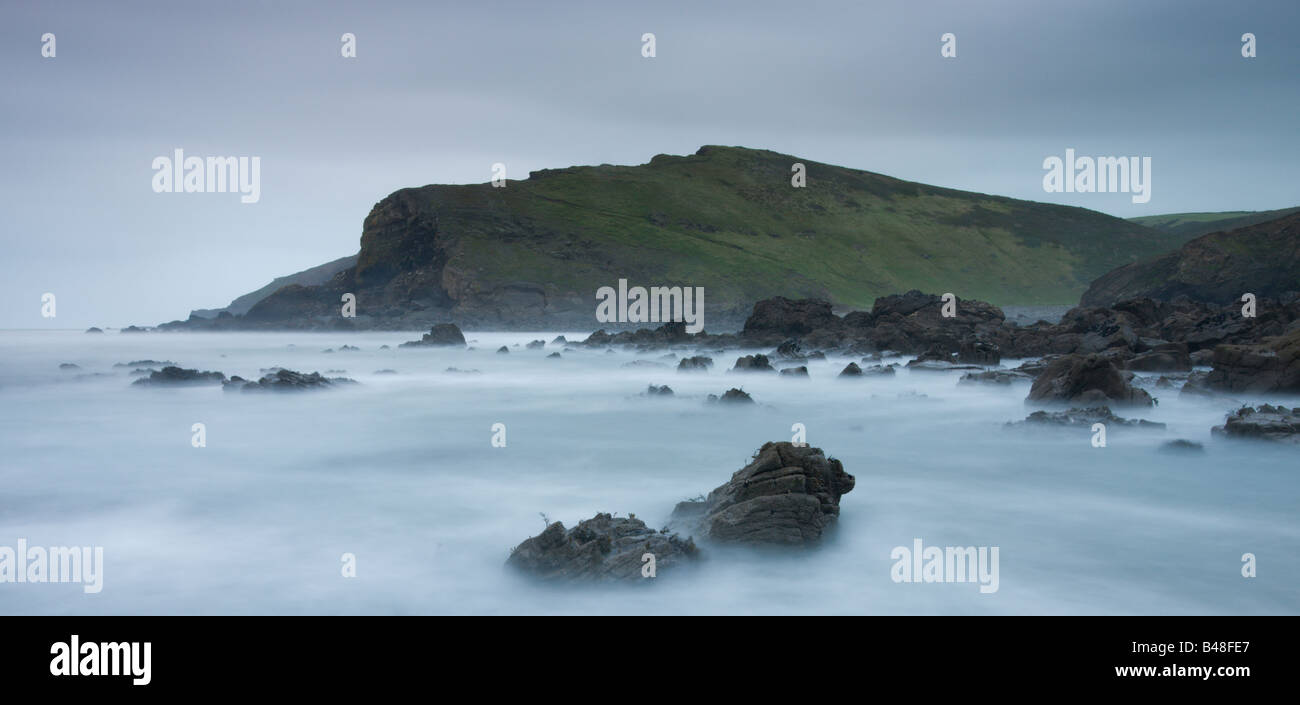 Sponde rocciose di Duckpool in North Cornwall Inghilterra Foto Stock