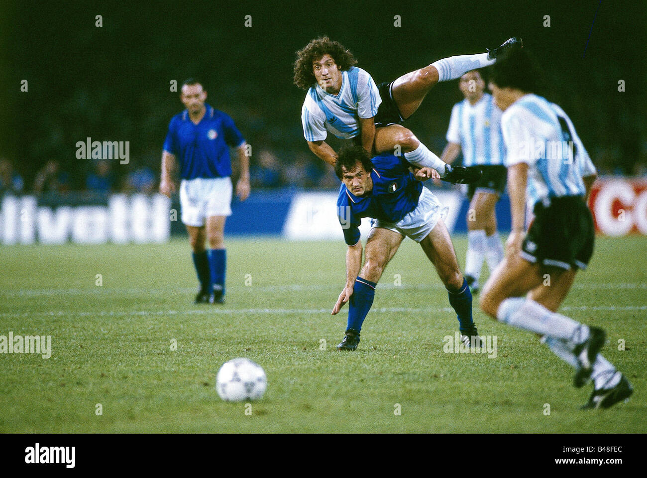 Sport / Sport, calcio, calcio, Coppa del mondo 1990, finale round, semifinale, Italia contro Argentina, (4:5) a Napoli, Italia, 3.71990, scena, partita, storico, storico, 20th secolo, persone, 1990s, Foto Stock