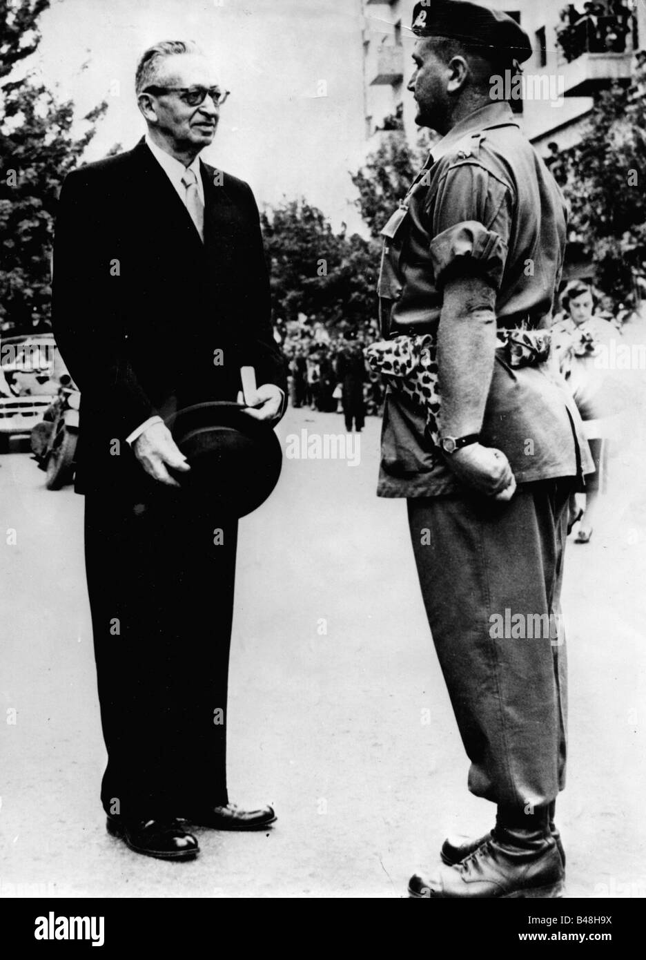 Ben-Zvi, Yitzhak, 24.11.1884 - 23.4.1963, politico israeliano, 2nd presidente di Israele 1952 - 1963, ufficiale del paracadutismo, prendendo un consiglio, onorificenza davanti al Parlamento, 1952, Foto Stock