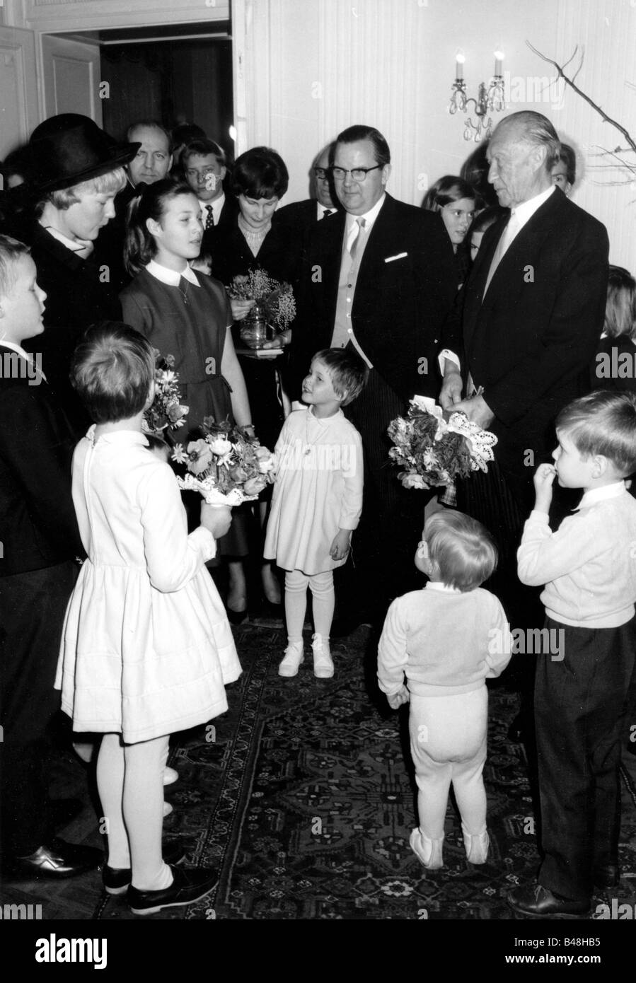 Adenauer, Konrad, 5.1.1876 - 19.4.1967, politico tedesco (CDU) e statista, cancelliere della Germania 1949 - 1963, mezza lunghezza, con la sua famiglia, 88th compleanno, Rhoendorf, 5.1.1964, Foto Stock