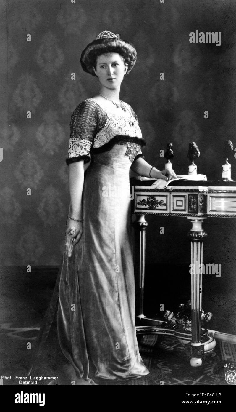 Victoria Adelaide, 31.12.1885 - 3.10.1970, Duchessa Consort di Sassonia-Coburgo-Gotha 11.1905 - 13.11.1918, lunghezza intera, cartolina, Detmold, circa 1910, , Foto Stock
