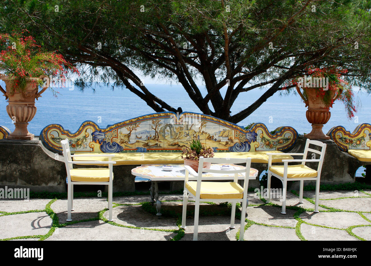 Una spettacolare terrazza con panche in ceramica a cinque stelle Il San Pietro Hotel vicino a Positano sulla Costiera Amalfitana Drive Foto Stock