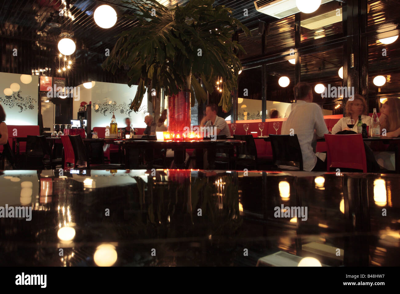 La hyper moderni interni in nero e rosso e bianco del ristorante Mundo a Maspalomas Gran Canaria Isole Canarie Spagna Foto Stock