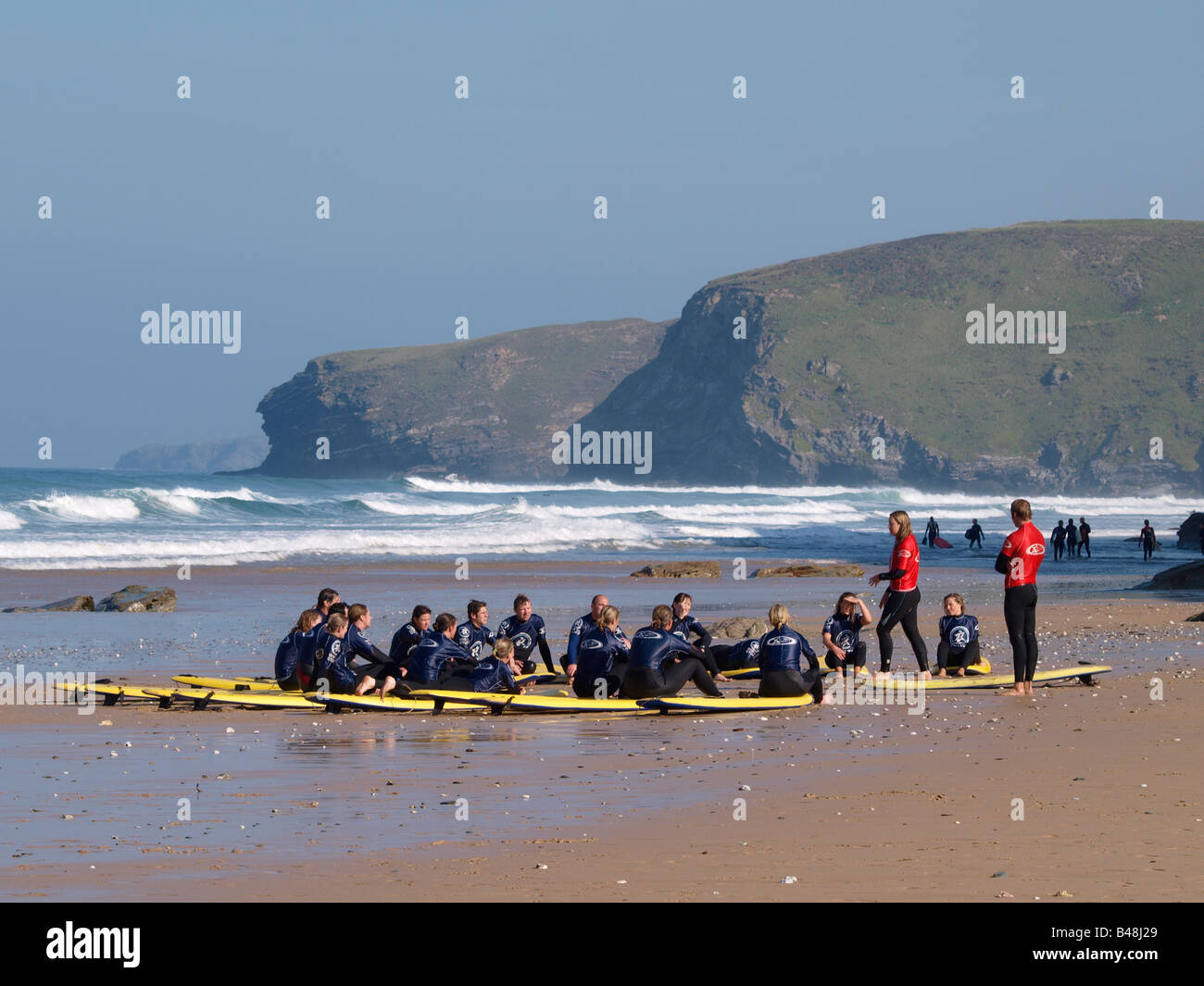 Scuola di Surf essendo dato istruzione al Watergate Bay, Newquay Cornwall Foto Stock