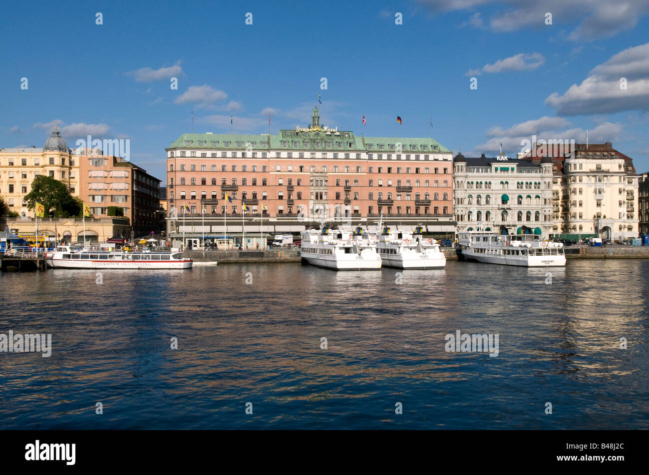 Navi attraccate al Skeppskajen, fuori Grand Hotel a Stoccolma Foto Stock