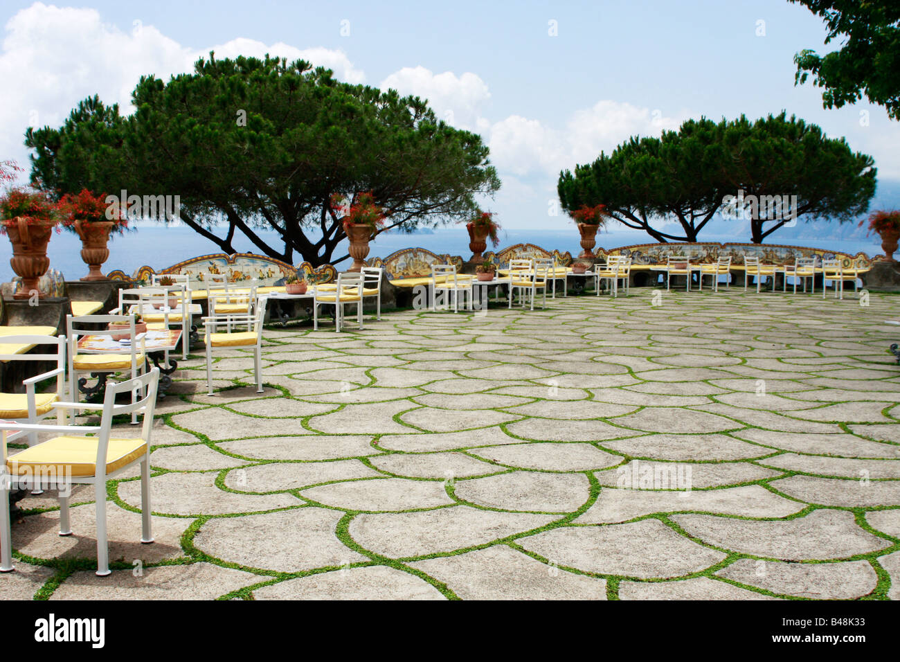 Una spettacolare terrazza con panche in ceramica a cinque stelle Il San Pietro Hotel vicino a Positano sulla Costiera Amalfitana Drive Foto Stock