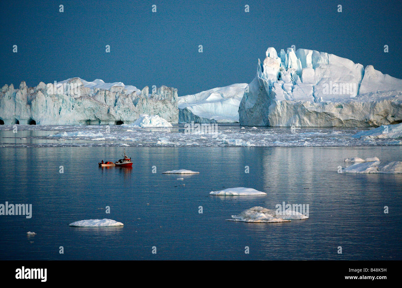 Agosto 2008 - La Pesca in barca da Ilulissat Kangerlua Glacier noto anche come Sermeq Kujalleq alla baia di Disko Groenlandia Foto Stock