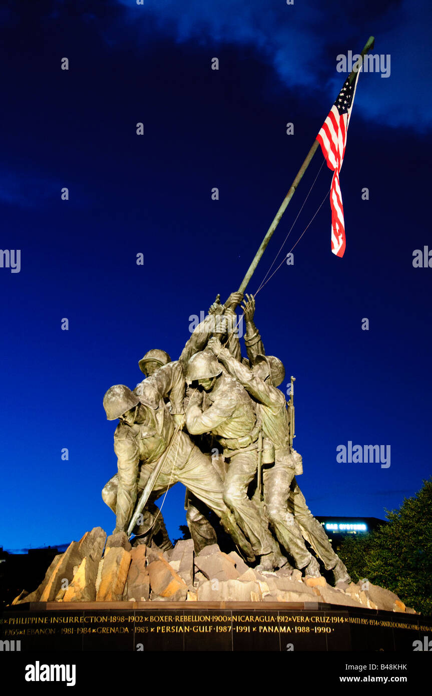 ARLINGTON, Virginia, Stati Uniti — il monumento commemorativo di Iwo Jima, noto anche come Marine Corps War Memorial, si erge alto ad Arlington, Virginia, raffigurando l'iconica scena di sei marines statunitensi che innalzano la bandiera americana durante la battaglia di Iwo Jima nella seconda guerra mondiale Il memoriale è un simbolo di onore e sacrificio del corpo dei Marine degli Stati Uniti. Foto Stock