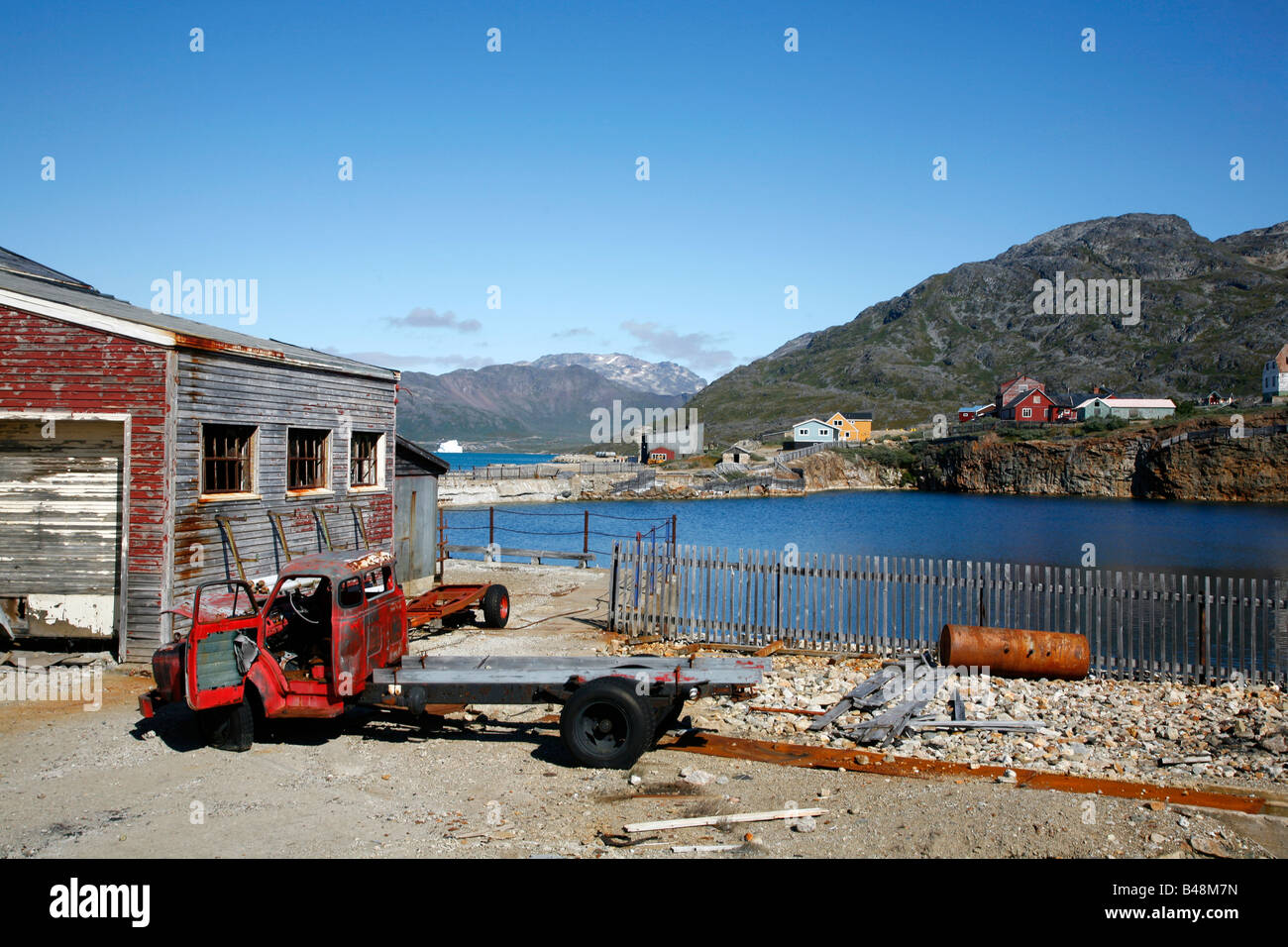 Agosto 2008 - La vecchia miniera ora coperte con acqua nella città di minatori di Ivigtut Groenlandia Foto Stock