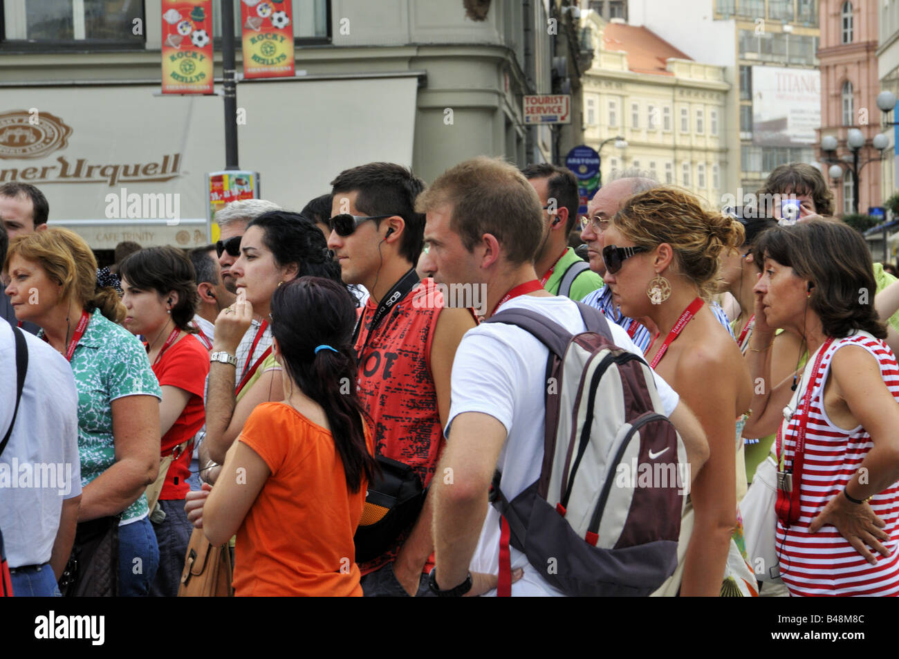 In estate i turisti in Piazza Jungmannovo di Praga Repubblica Ceca Foto Stock