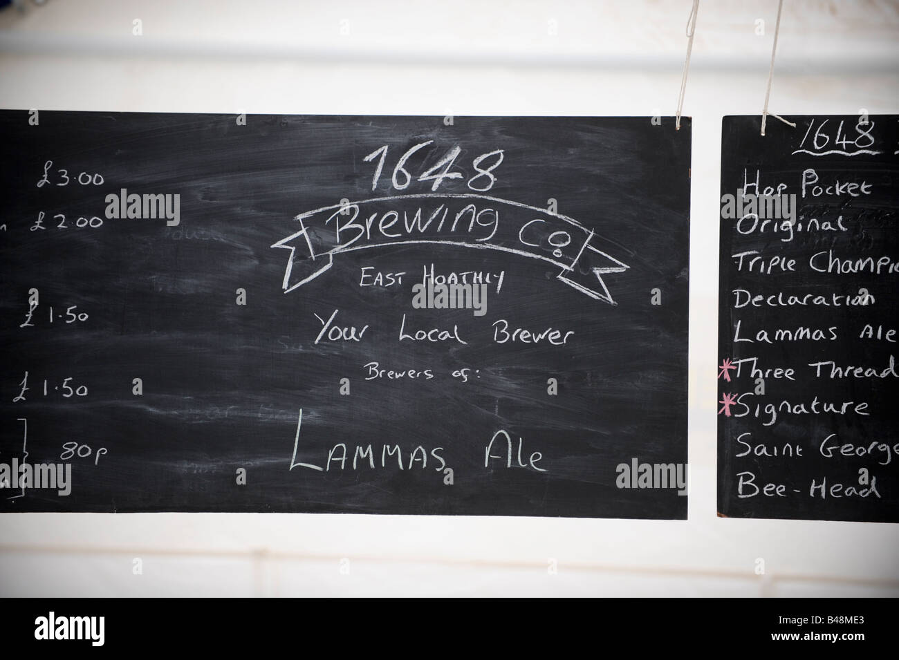 Il 1648 Brewing Company: prezzi al di sopra del bar presso il Lammas festa della birra Eastbourne 2008. Foto Stock