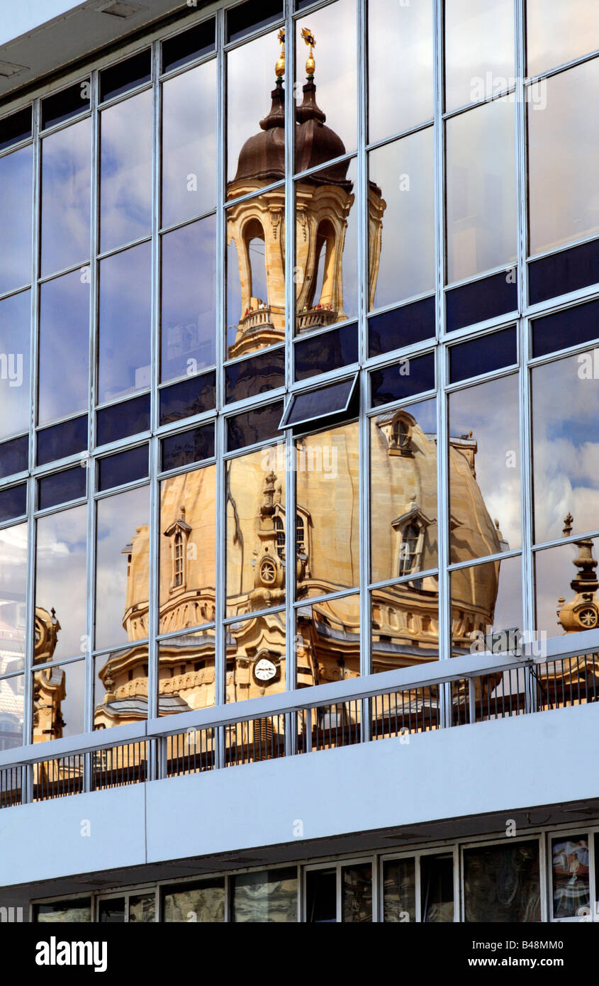 La riflessione della Frauenkirche di Dresda, in Germania, in finestre di Kulturpalast Foto Stock
