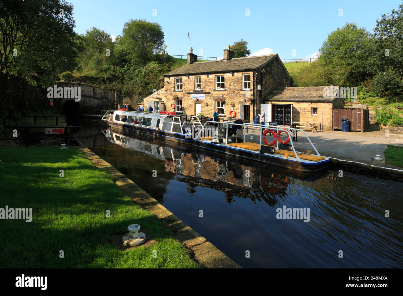 Estremità del tunnel Cottages, Standedge e l Huddersfield stretto canale a Marsden, West Yorkshire, Inghilterra, Regno Unito. Foto Stock