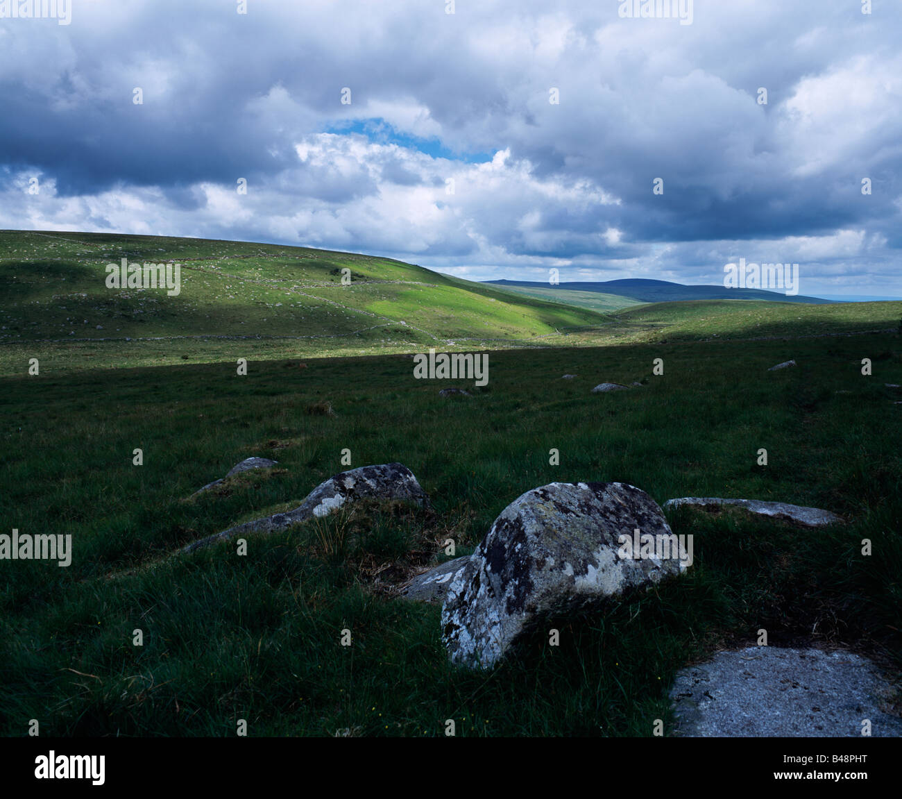 Il paesaggio di Dartmoor che guarda verso Magna Hill e South Tawton Common da Fernworthy Forest sopra la valle del fiume Teign Nord. Devon, Inghilterra. Foto Stock