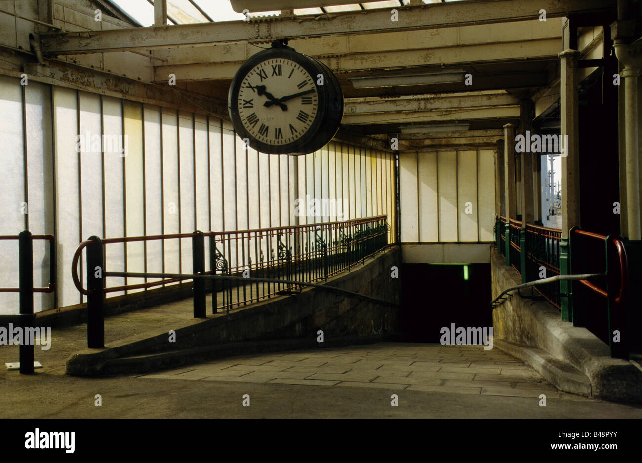 Carnforth stazione ferroviaria, la piattaforma e la rampa di accesso al sottopasso e stazione orologio. NW Lancashire Foto Stock