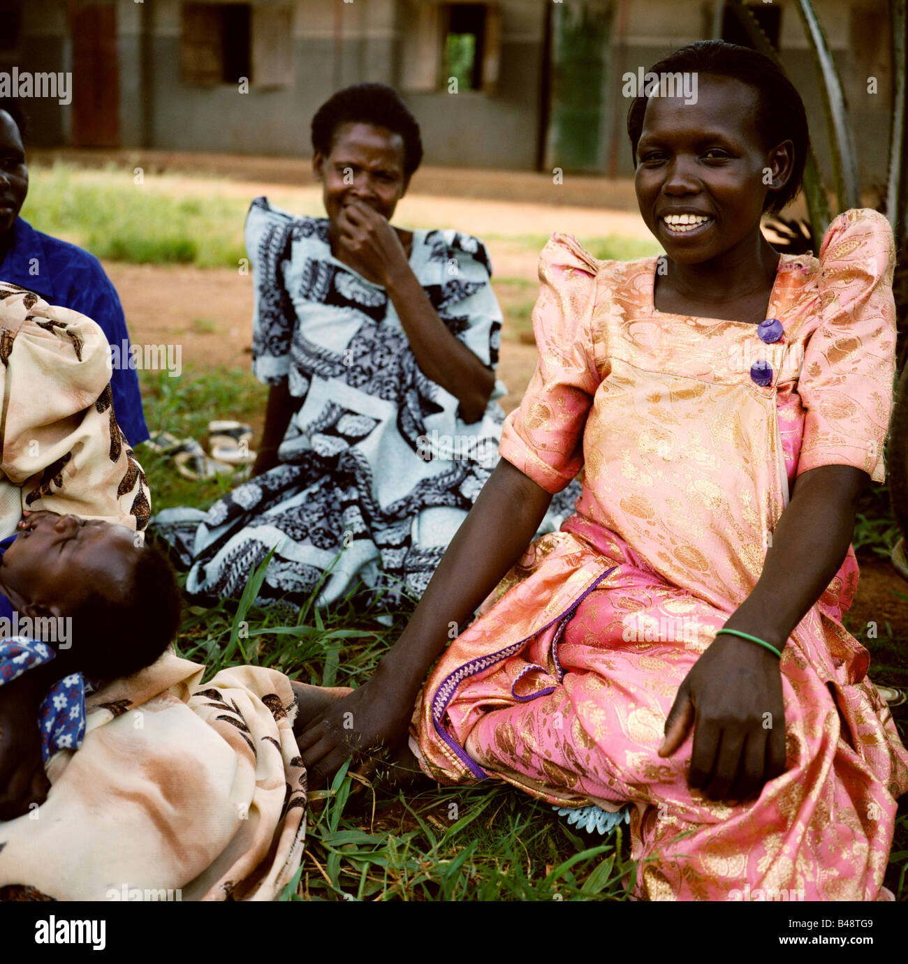 Un gruppo di donne rilassarsi sotto gli alberi nel distretto di Luwero villaggio di Kawukano, Uganda. Foto Stock