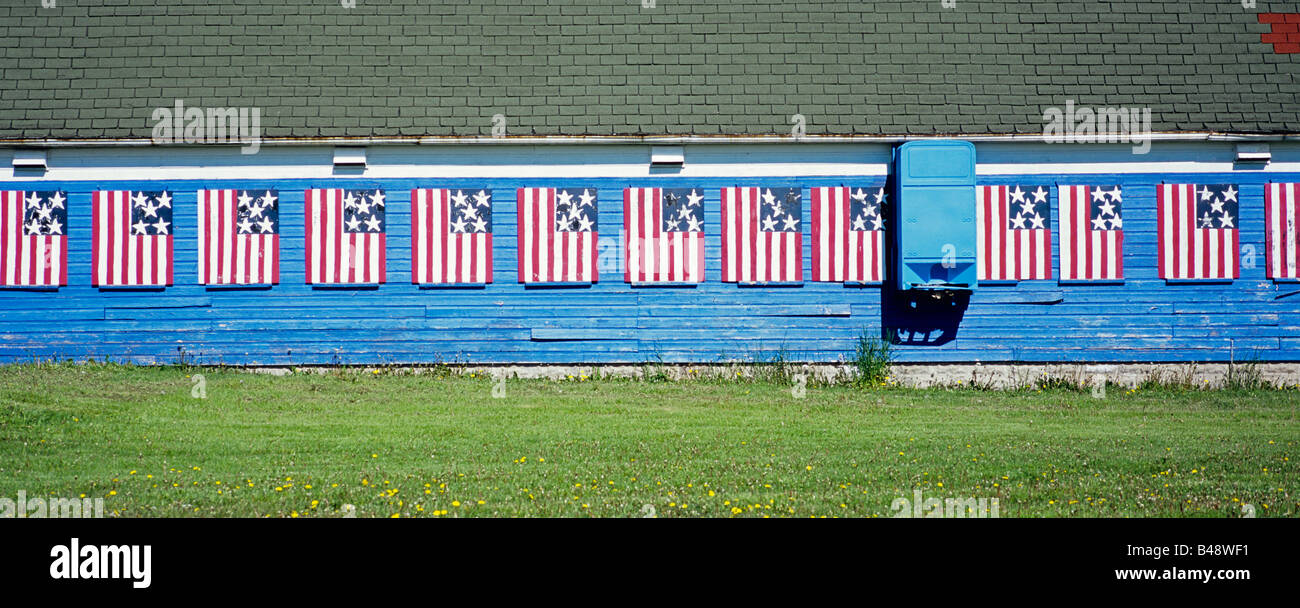 Fienile con bandierine americane in Door County Wisconsin Foto Stock