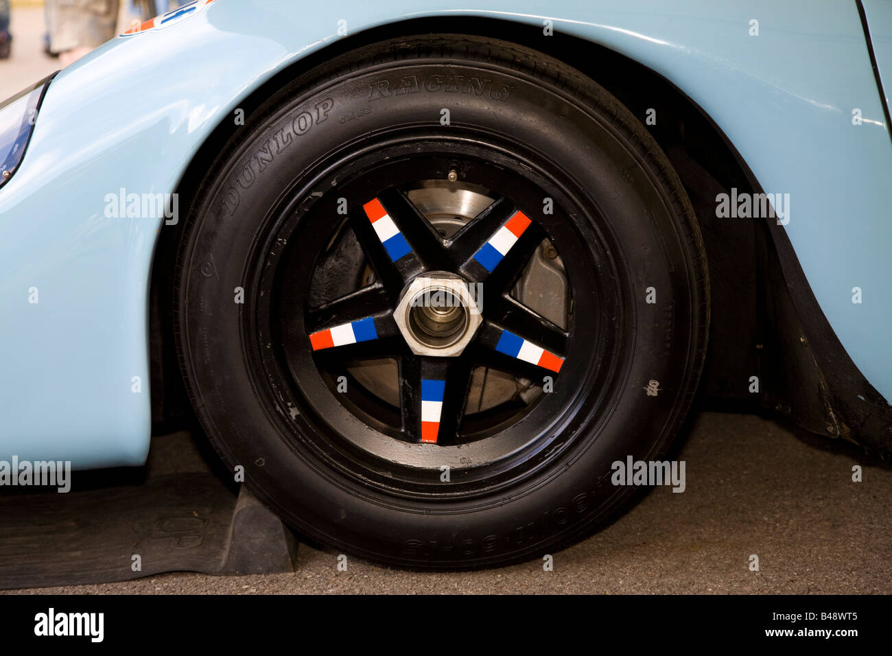 Tricolore dipinto ruota anteriore del 1970 Gulf Porsche 917K nel paddock di Goodwood Festival of Speed, Sussex, Regno Unito. Foto Stock