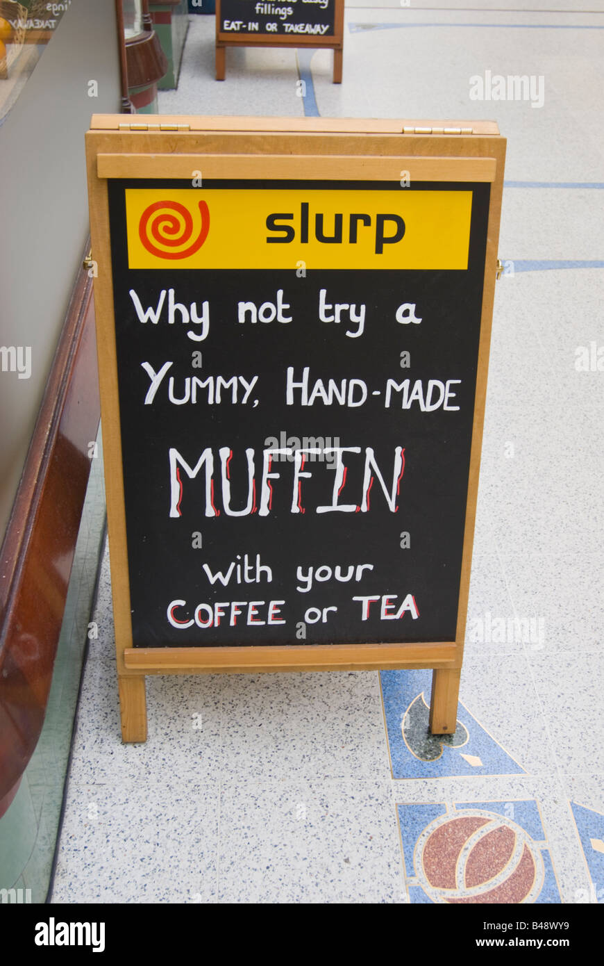 Segno pubblicità fatta in casa muffin al di fuori Slurp shop in Norwich, Norfolk, Regno Unito Foto Stock