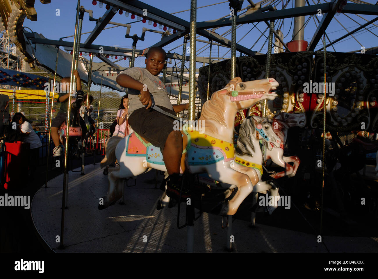 Visitatori ride la kiddie Merry Go Round in Astroland a Coney Island a Brooklyn borough di New York Foto Stock