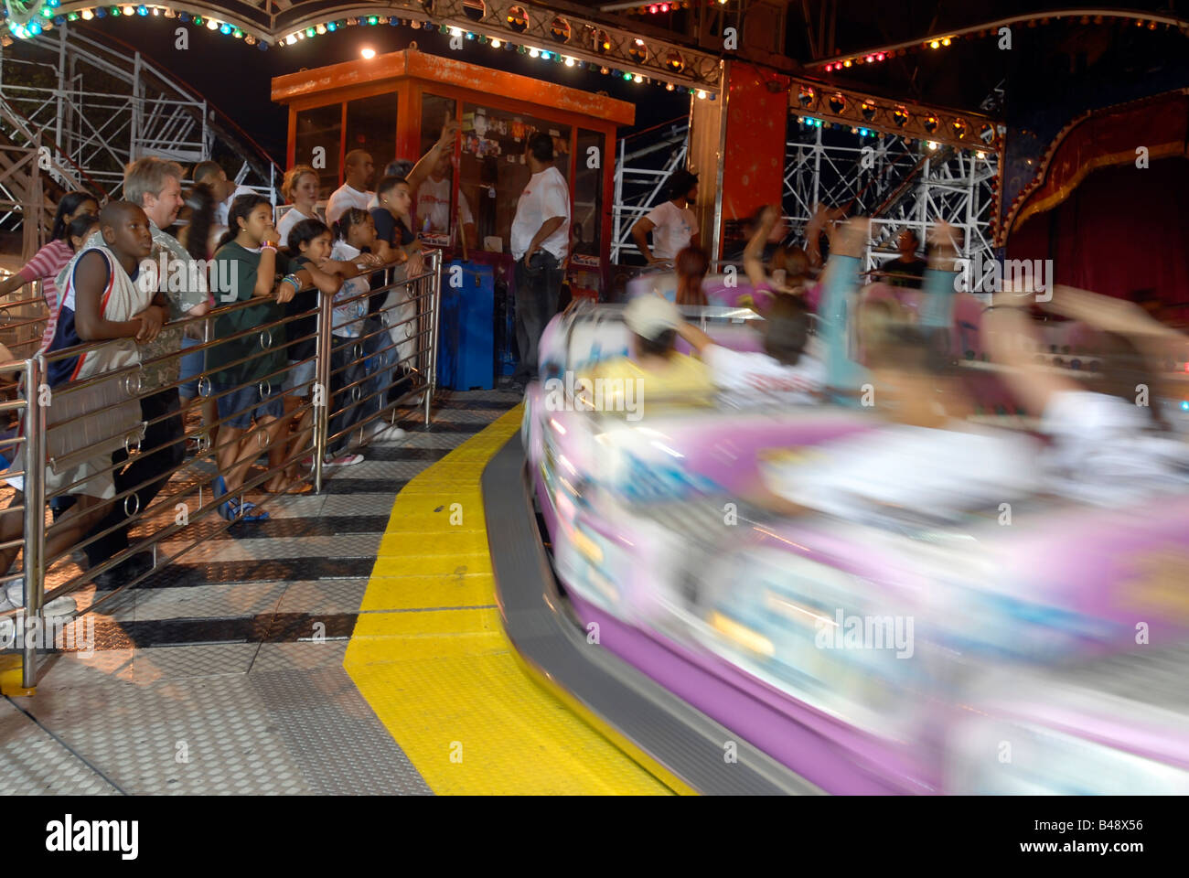 I visitatori durante la corsa e in coda per il Musik Express ride in Astroland a Coney Island Foto Stock