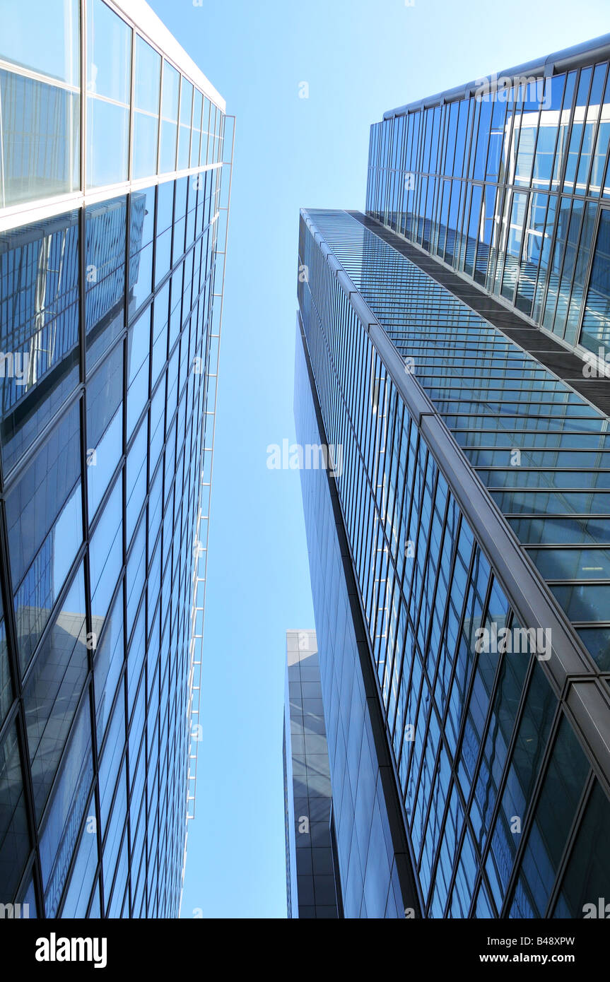 Edifici adibiti a ufficio - architettura moderna nella città di Londra con cielo blu, Londra Inghilterra Regno Unito Regno Unito GB Europa Foto Stock