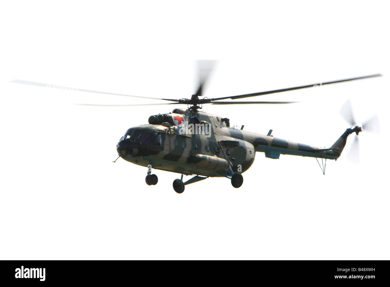 Volo in elicottero militare isolato su bianco Foto Stock