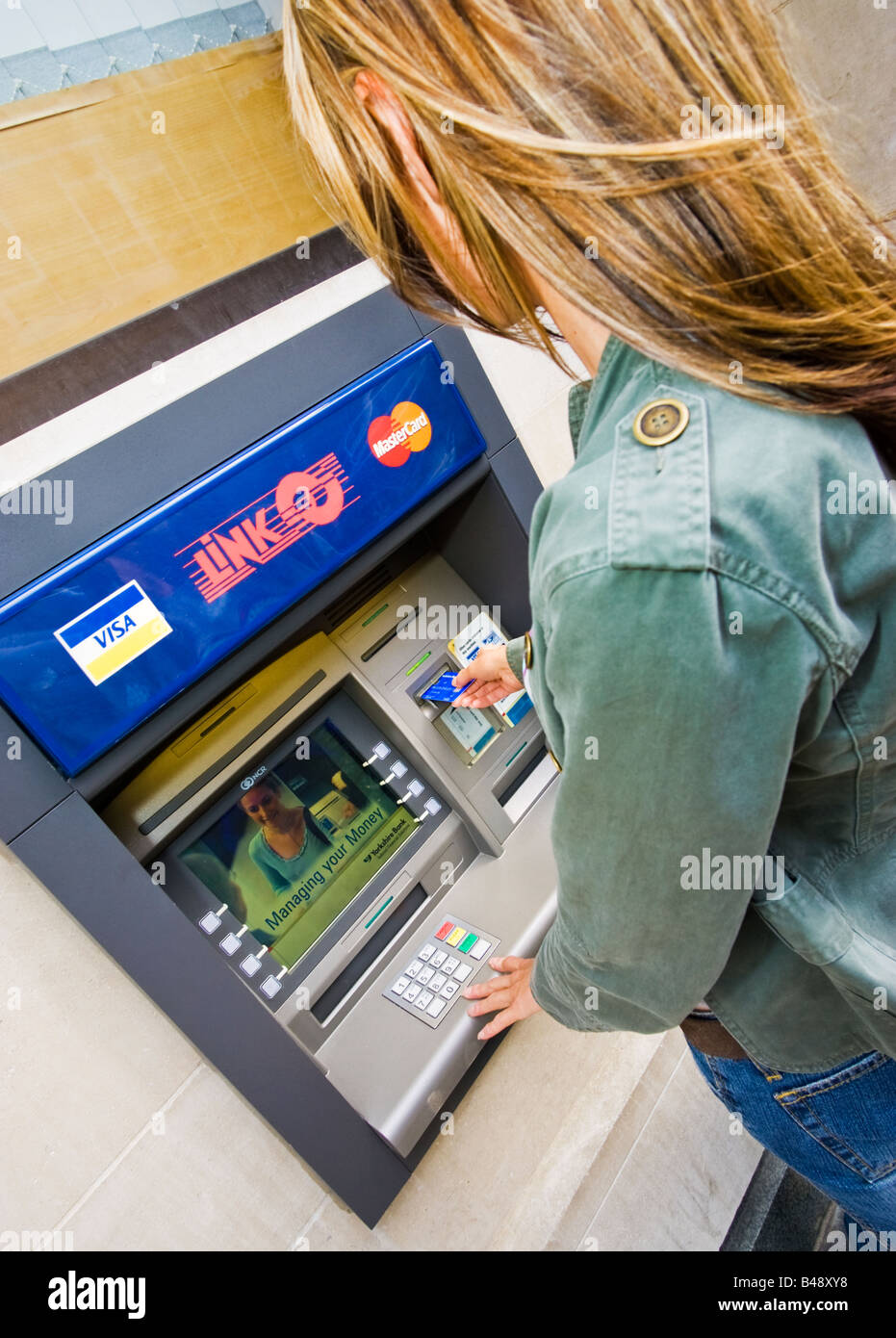 Utilizzando un collegamento punto di contanti macchina ATM REGNO UNITO Foto Stock