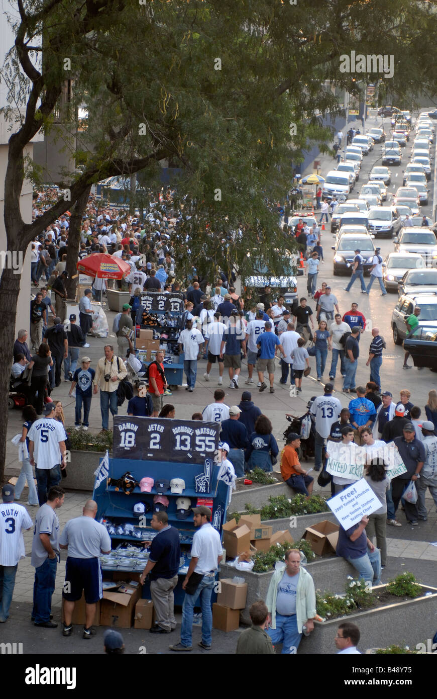 Gli appassionati di baseball di arrivare allo Yankee Stadium di New York borough del Bronx Foto Stock