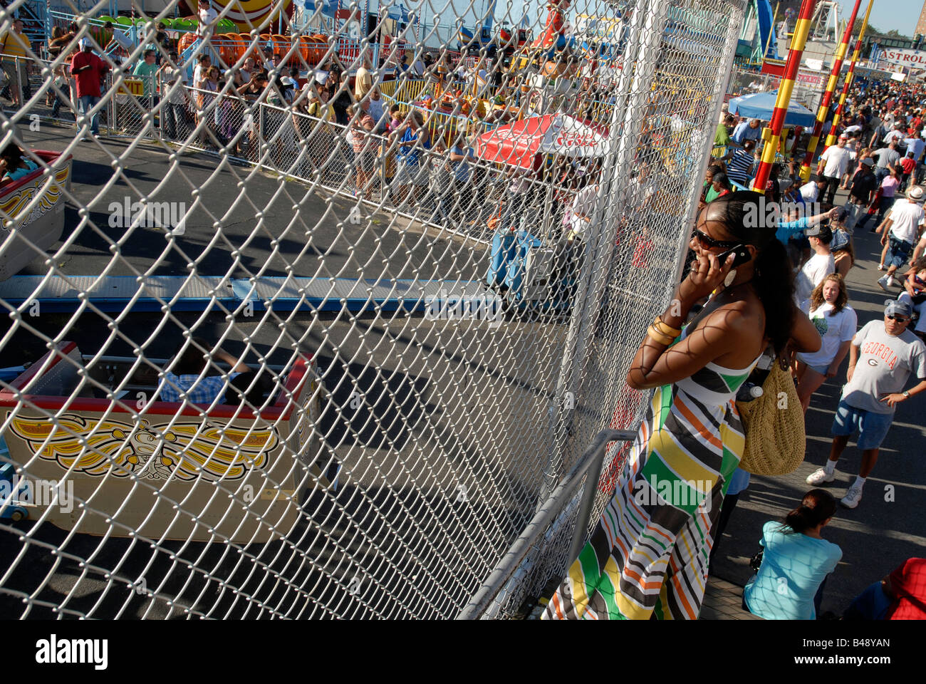 I visitatori di Astroland a Coney Island a Brooklyn borough di New York Foto Stock