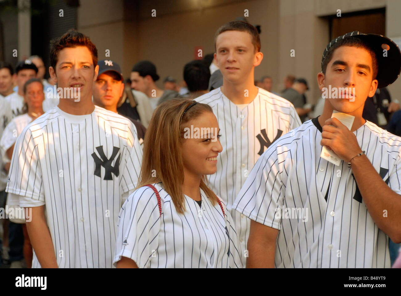 Gli appassionati di baseball di arrivare allo Yankee Stadium di New York borough del Bronx Foto Stock