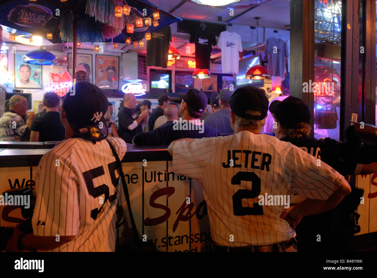 Gli appassionati di baseball senza biglietti a Stans Bar Sport di fronte da Yankee Stadium di New York borough del Bronx Foto Stock