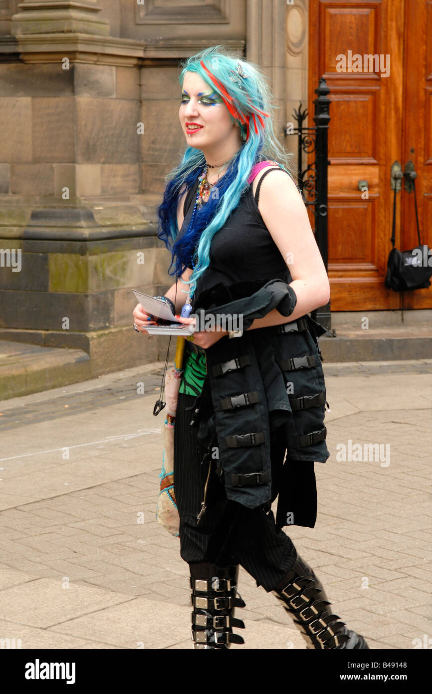 Edinburgh Fringe Festival ragazza punk in nero , blu lungo e capelli rossi  , body piercing & allacciata di scarpe con volare di fogli per la mostra  Foto stock - Alamy