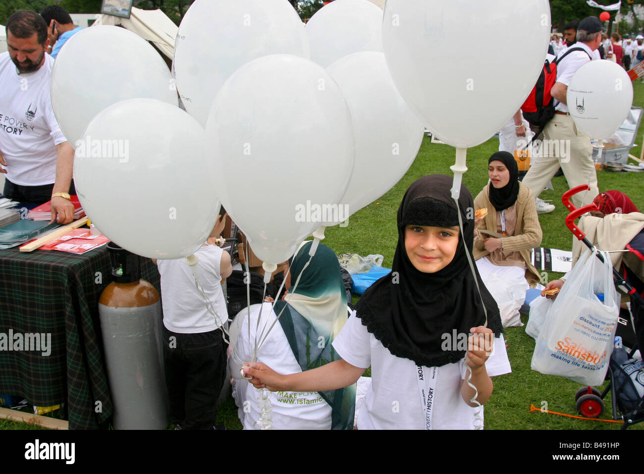 Una ragazzina musulmana durante un evento sociale nel Parco di Edimburgo, Scozia, Regno Unito. Foto Stock