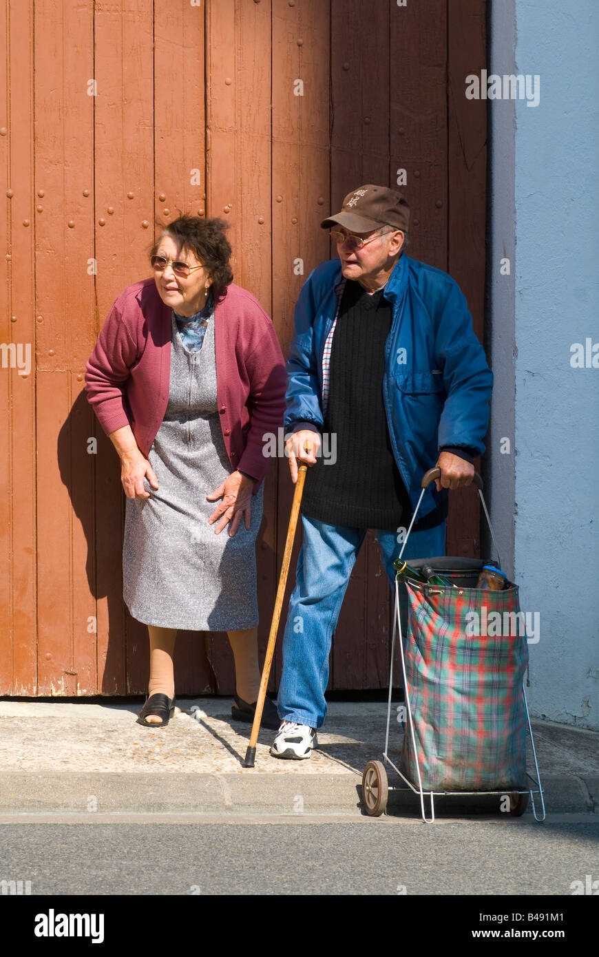 Coppia di anziani in attesa di cross road, Francia. Foto Stock