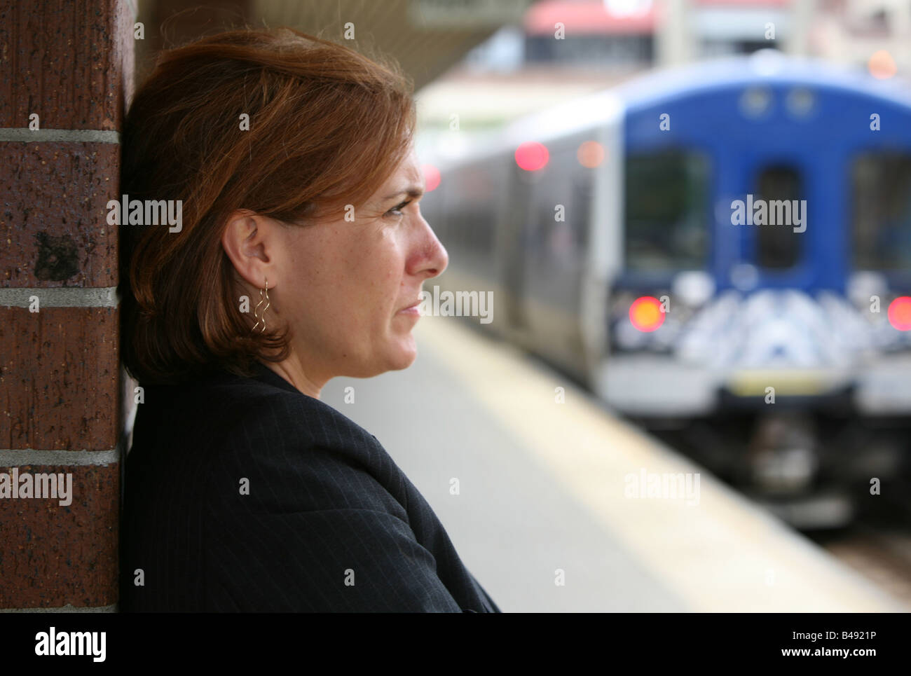 Il pendolarismo imprenditrice mantiene occupato mentre si attende l arrivo del suo treno Foto Stock