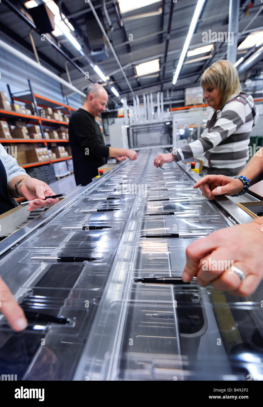 Parker Pen fabbrica in Newhaven, Sussex, Regno Unito. La linea di assemblaggio della famosa marca di penna come ha celebrato 120 anni nel 2008. Foto Stock