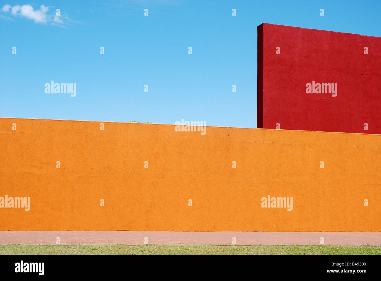 Verniciato colorato edificio contro il cielo blu. Foto Stock