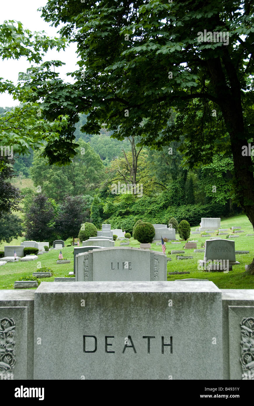 Gli oggetti contrassegnati per la rimozione definitiva in un cimitero illustrano una stimolante messaggio circa la vita e la morte. Vista Ovest cimitero, Pittsburgh, Pennsylvania Foto Stock