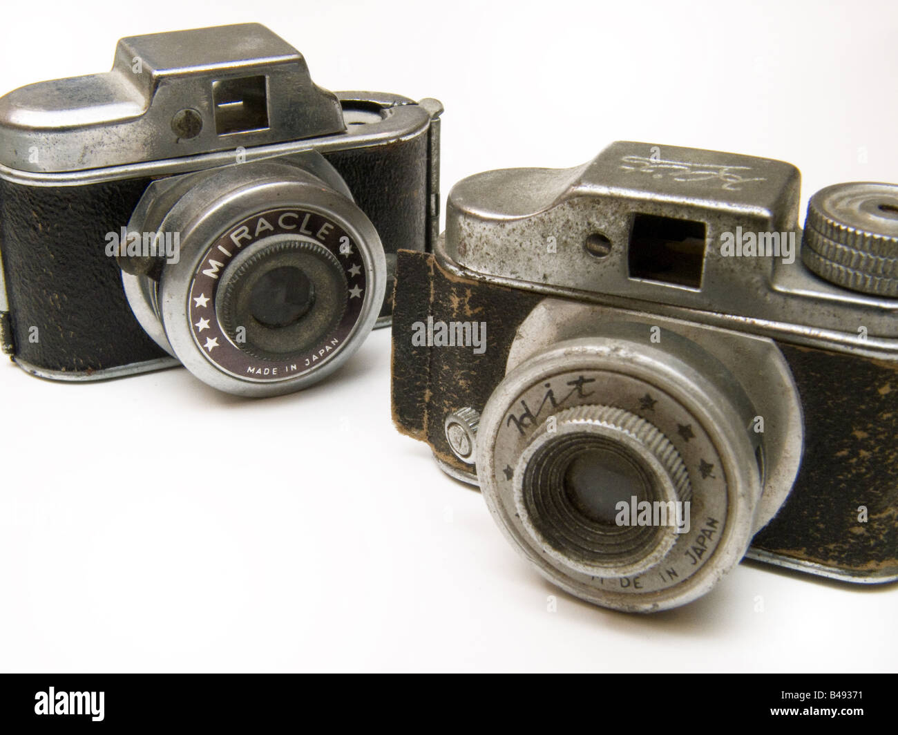 Questi due giocattolo in miniatura le telecamere sono oggetti di antiquariato e di guardare un po' malandata. Foto Stock Questi due giocattolo in miniatura le telecamere sono oggetti di antiquariato e di guardare un po' malandata. Foto Stock