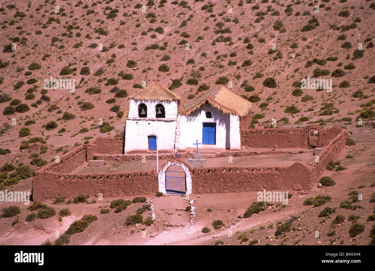 Verniciato bianco chiesa adobe a MACHUCA (2004) vicino a San Pedro de Atacama, Cile Foto Stock