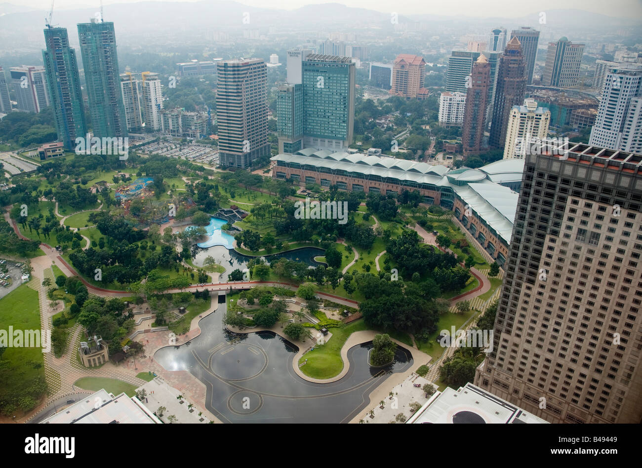Vista del KLCC Park dal ponte di osservazione delle Torri Petronas di Kuala Lumpur in Malesia Foto Stock