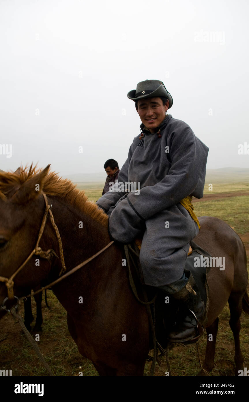 Un mongolo sul suo cavallo. Foto Stock