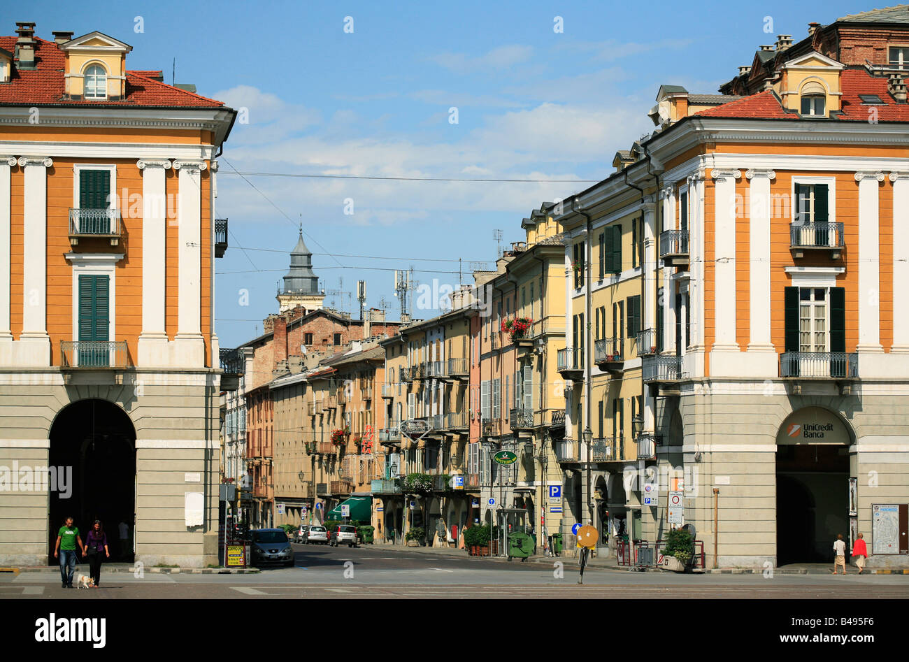 Visualizza in basso Via Roma nella città medievale di Cuneo Piemonte Italia Foto Stock